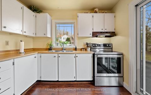 Photo 5 at 4 Sandusky Crescent, Aurora Highlands, Aurora