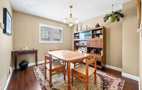 Photo 6 at 4 Sandusky Crescent, Aurora Highlands, Aurora