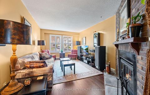 Photo 8 at 4 Sandusky Crescent, Aurora Highlands, Aurora