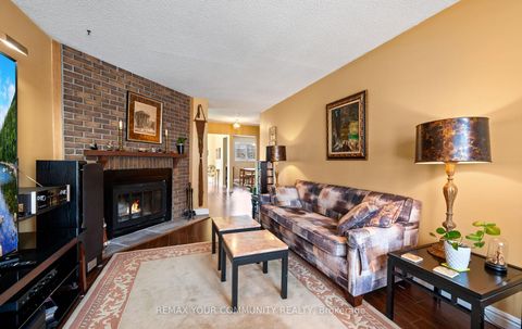 Photo 9 at 4 Sandusky Crescent, Aurora Highlands, Aurora