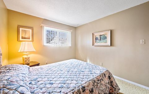 Photo 17 at 4 Sandusky Crescent, Aurora Highlands, Aurora