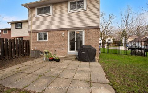 Photo 21 at 4 Sandusky Crescent, Aurora Highlands, Aurora