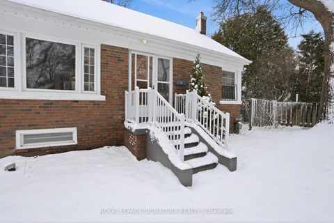 Photo 2 at 11 Innisdale Drive, Maryvale, Toronto