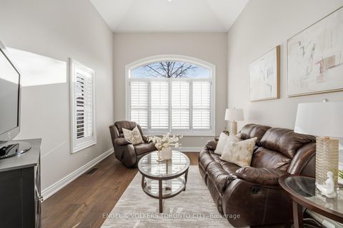 Photo 4 at 11 Aventura Crescent, Sonoma Heights, Vaughan