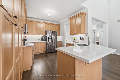 Photo 9 at 11 Aventura Crescent, Sonoma Heights, Vaughan