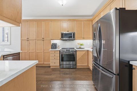 Photo 10 at 11 Aventura Crescent, Sonoma Heights, Vaughan