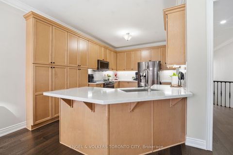 Photo 12 at 11 Aventura Crescent, Sonoma Heights, Vaughan