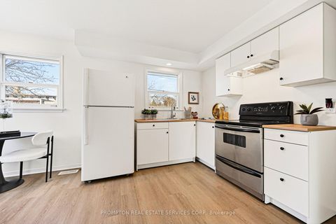 Photo 4 at 81 Maxome Avenue, Newtonbrook East, Toronto