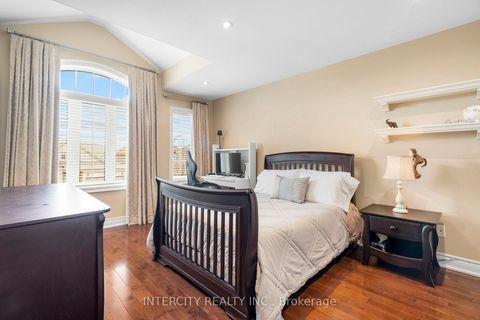 Photo 33 at 23 Via Borghese Street, Vellore Village, Vaughan