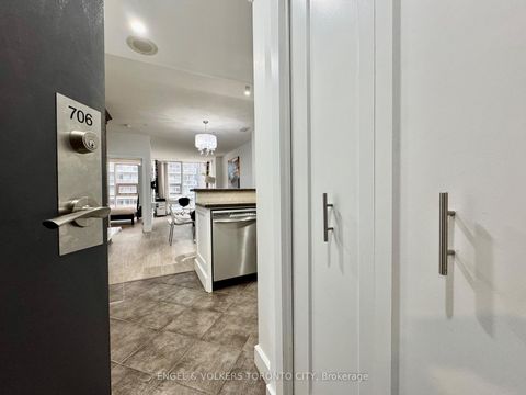 Photo 2 at 706 - 393 King Street W, Waterfront Communities C1, Toronto