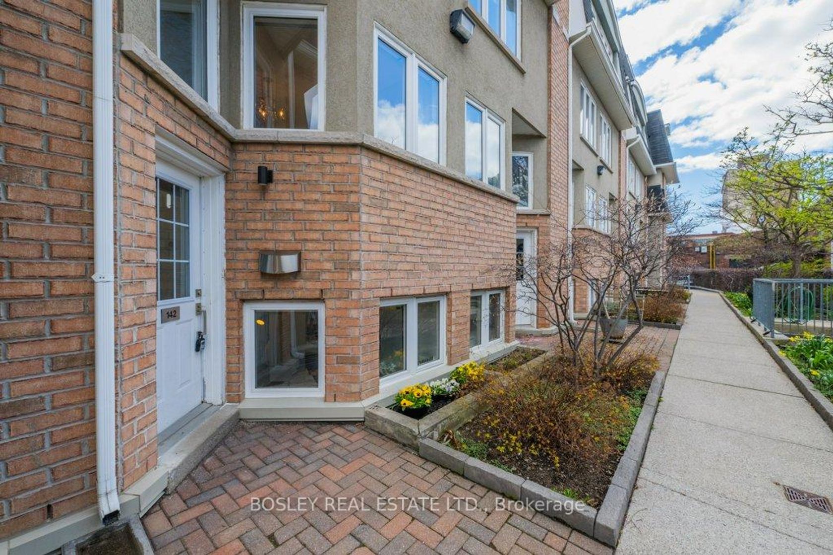 142 - 30 Merchant Lane, Dufferin Grove, Toronto photo number 2