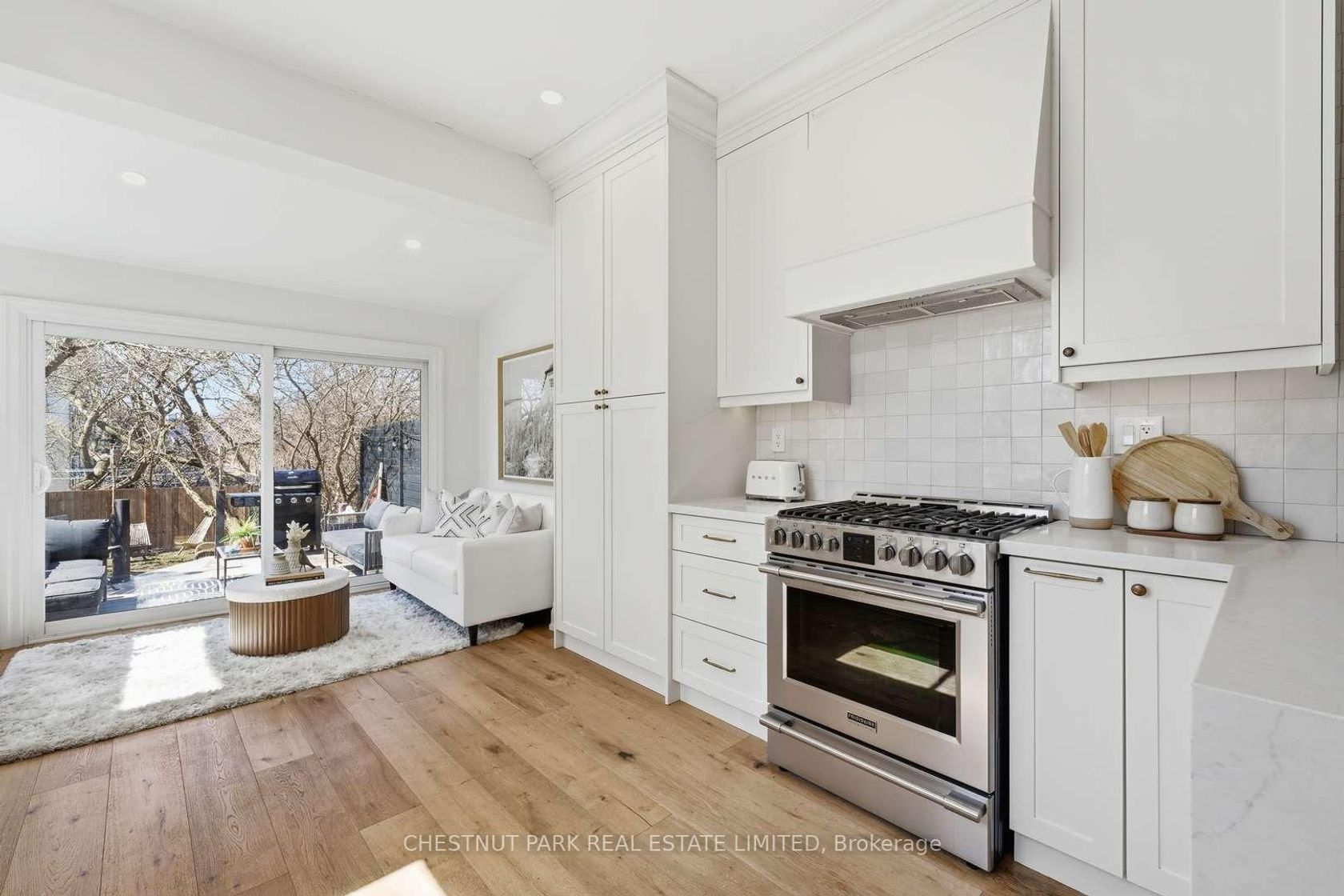 430 Jones Avenue, Jones, Toronto photo number 2