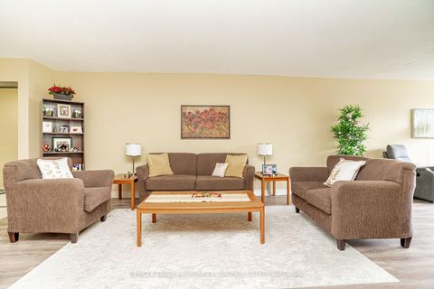 Photo 10 at 209 - 33 Weldrick Road E, Observatory, Richmond Hill