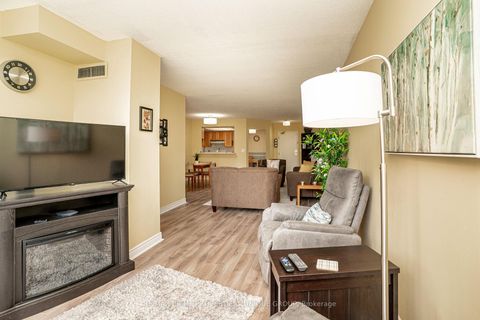 Photo 13 at 209 - 33 Weldrick Road E, Observatory, Richmond Hill