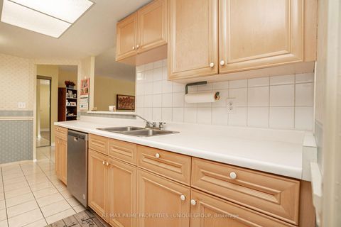 Photo 18 at 209 - 33 Weldrick Road E, Observatory, Richmond Hill