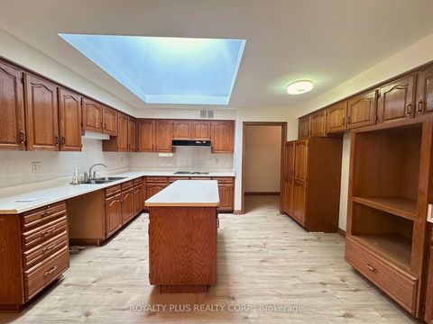 Photo 4 at 19 Ravine Court, East Woodbridge, Vaughan