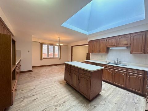 Photo 5 at 19 Ravine Court, East Woodbridge, Vaughan