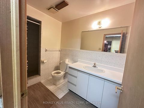 Photo 7 at 19 Ravine Court, East Woodbridge, Vaughan