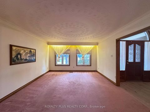 Photo 8 at 19 Ravine Court, East Woodbridge, Vaughan