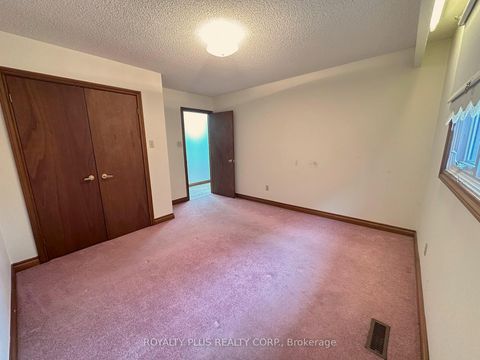 Photo 11 at 19 Ravine Court, East Woodbridge, Vaughan