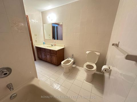 Photo 14 at 19 Ravine Court, East Woodbridge, Vaughan