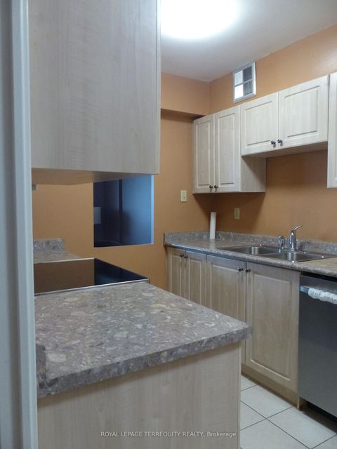 Photo 5 at 906 - 177 Linus Road, Don Valley Village, Toronto