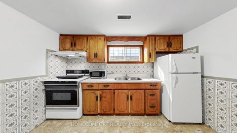 Photo 33 at 76 Barrington Avenue, Lumsden, Toronto