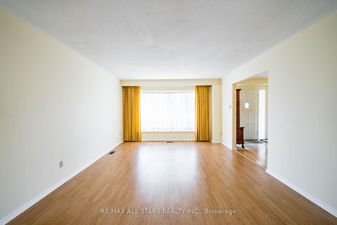 Photo 11 at 57 Gloxinia Crescent, L'Amoreaux, Toronto