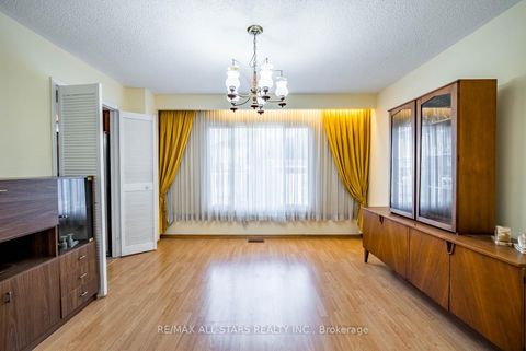 Photo 12 at 57 Gloxinia Crescent, L'Amoreaux, Toronto