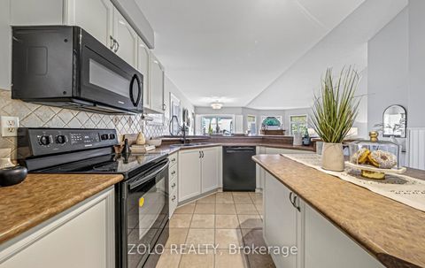 Photo 11 at 4 Sturgess Crescent, Brooklin, Whitby