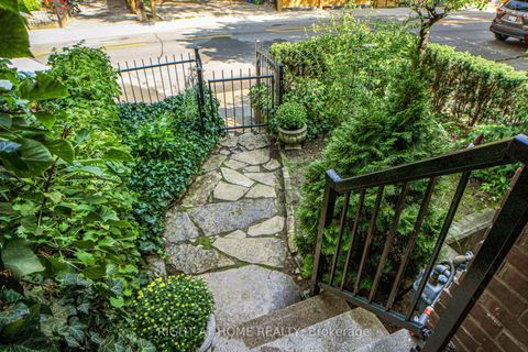 Photo 3 at 440 Sackville Street, South St. James Town, Toronto