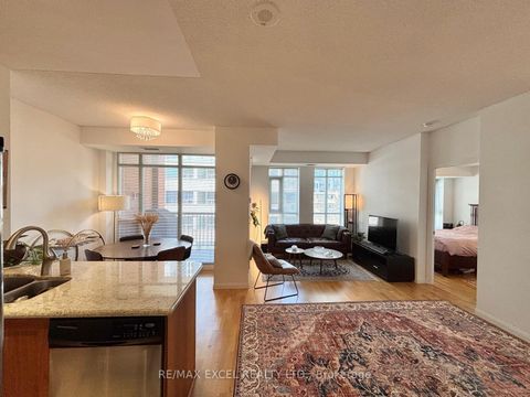 Photo 2 at 426 - 900 Mount Pleasant Road, Mount Pleasant West, Toronto