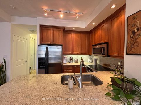 Photo 6 at 426 - 900 Mount Pleasant Road, Mount Pleasant West, Toronto