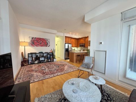 Photo 8 at 426 - 900 Mount Pleasant Road, Mount Pleasant West, Toronto