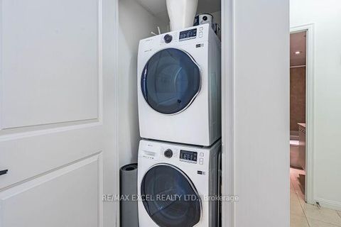 Photo 16 at 426 - 900 Mount Pleasant Road, Mount Pleasant West, Toronto