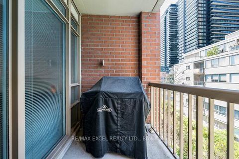 Photo 20 at 426 - 900 Mount Pleasant Road, Mount Pleasant West, Toronto