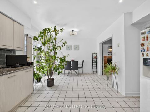 Photo 12 at 43 Rockwood Crescent, Beverley Glen, Vaughan