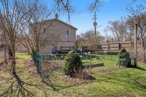 Photo 23 at 161 Charlotte Street S, College Manor, Newmarket