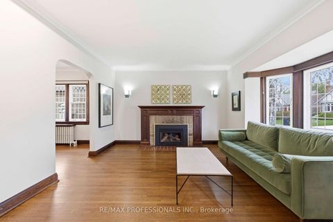 Photo 8 at 10 Edgemore Drive, Queensway, Toronto