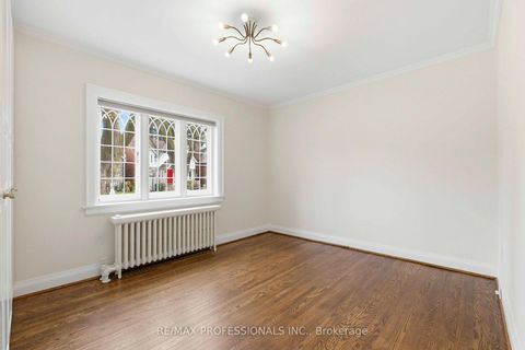 Photo 18 at 10 Edgemore Drive, Queensway, Toronto