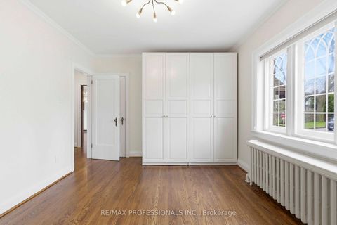 Photo 19 at 10 Edgemore Drive, Queensway, Toronto