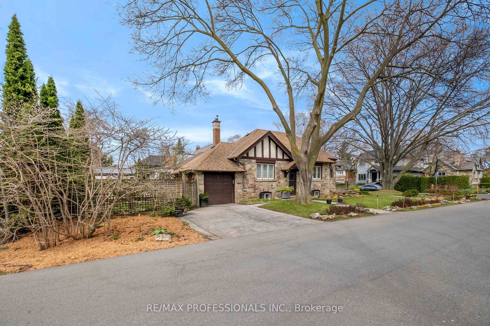 10 Edgemore Drive, Queensway, Toronto photo number 2