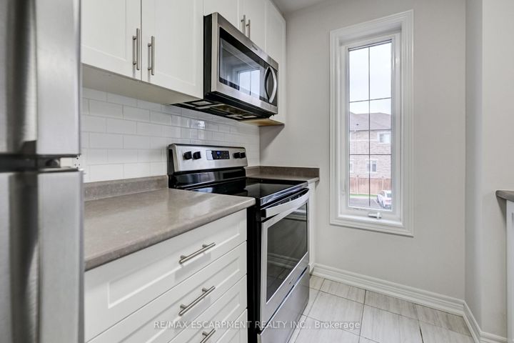Photo 8 at 23 Ridgeside Lane W, Waterdown, Hamilton