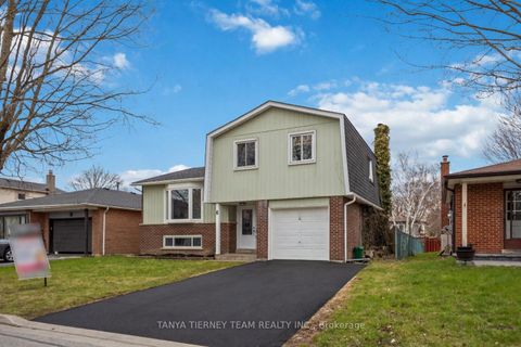 Photo 2 at 6 Gershwin Court, Lynde Creek, Whitby