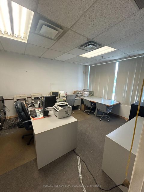 Photo 5 at 7 - 201 Spinnaker Way, Concord, Vaughan