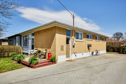 Photo 3 at 319 Dovedale Drive, Downtown Whitby, Whitby