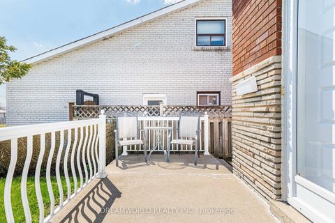 Photo 2 at 194 Giltspur Drive, Jane Heights, Toronto