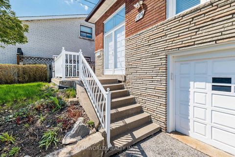 Photo 3 at 194 Giltspur Drive, Jane Heights, Toronto