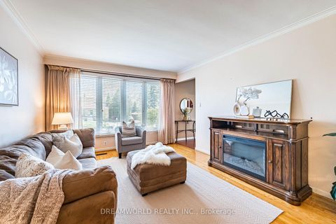 Photo 10 at 194 Giltspur Drive, Jane Heights, Toronto