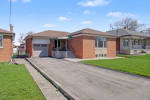 Photo 1 at 76 Tavistock Road, CFB, Toronto